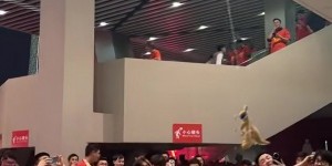 国足半场0-2澳大利亚，球迷中场轮流击打袋鼠玩偶